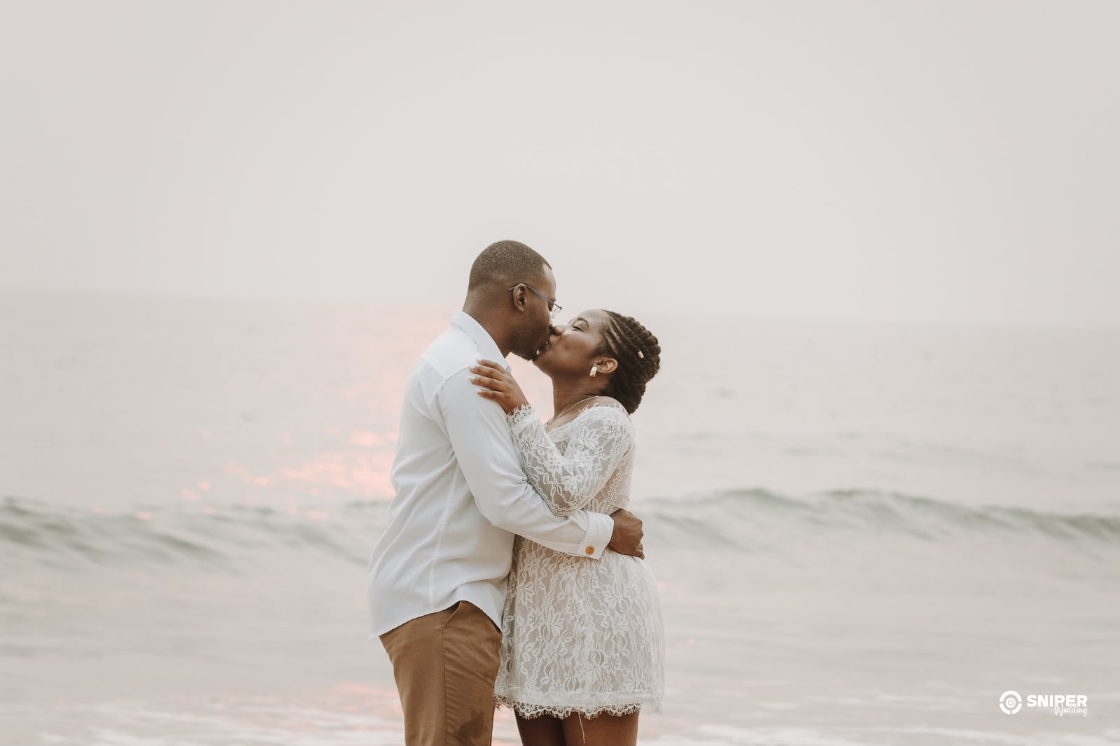 Josias e Merlene a beijar-se ao pôr-do-sol na praia