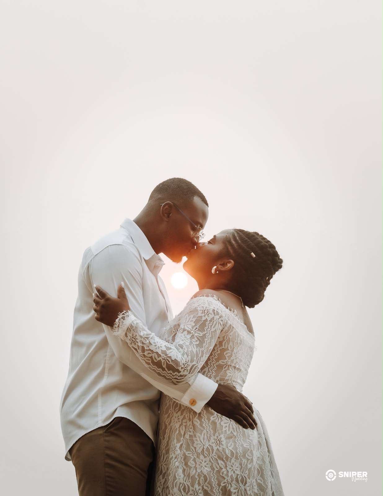 Josias e Merlene a beijar-se em contraluz ao entardecer