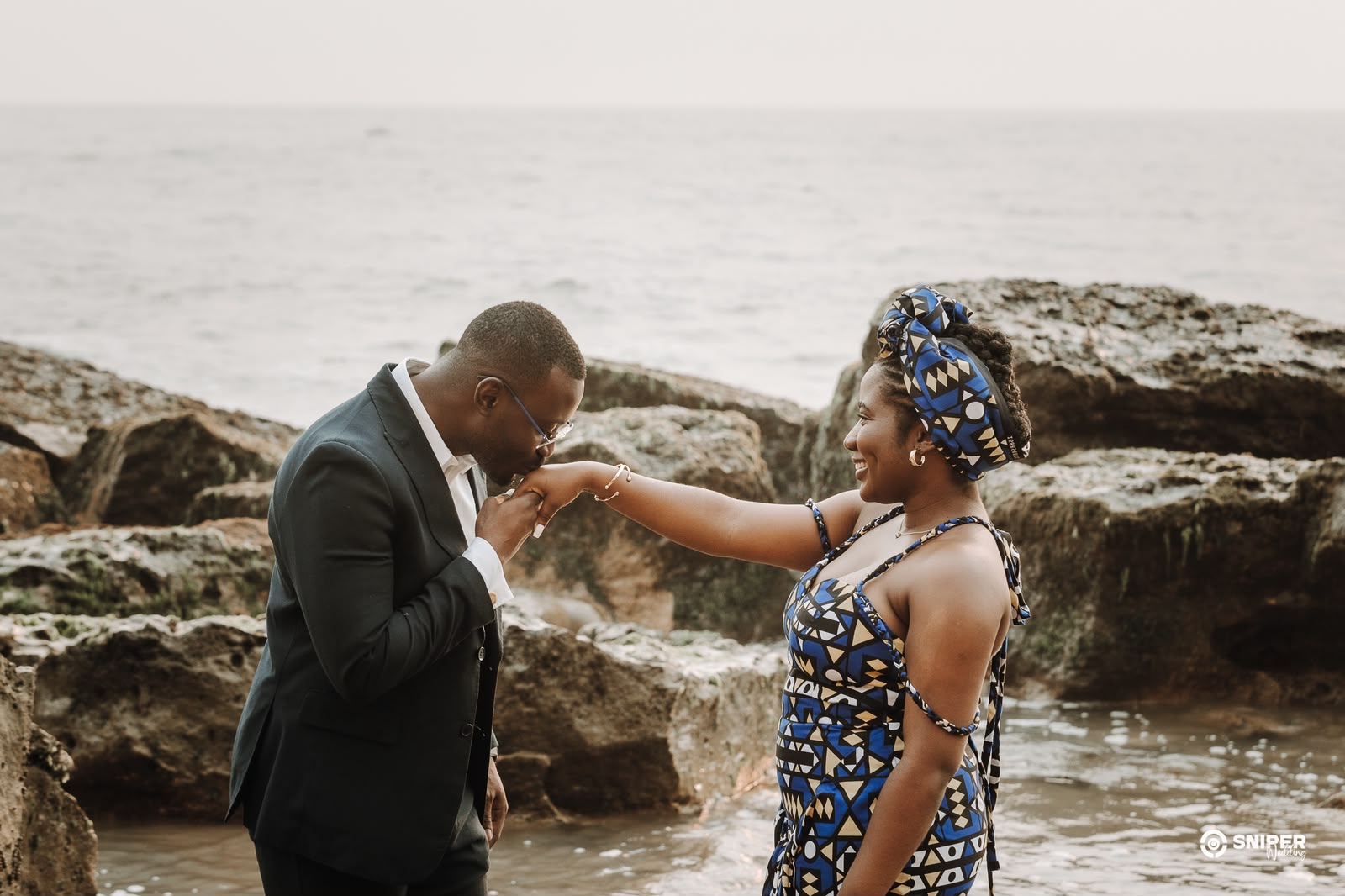 Josias a beijar a mão de Merlene junto ao mar