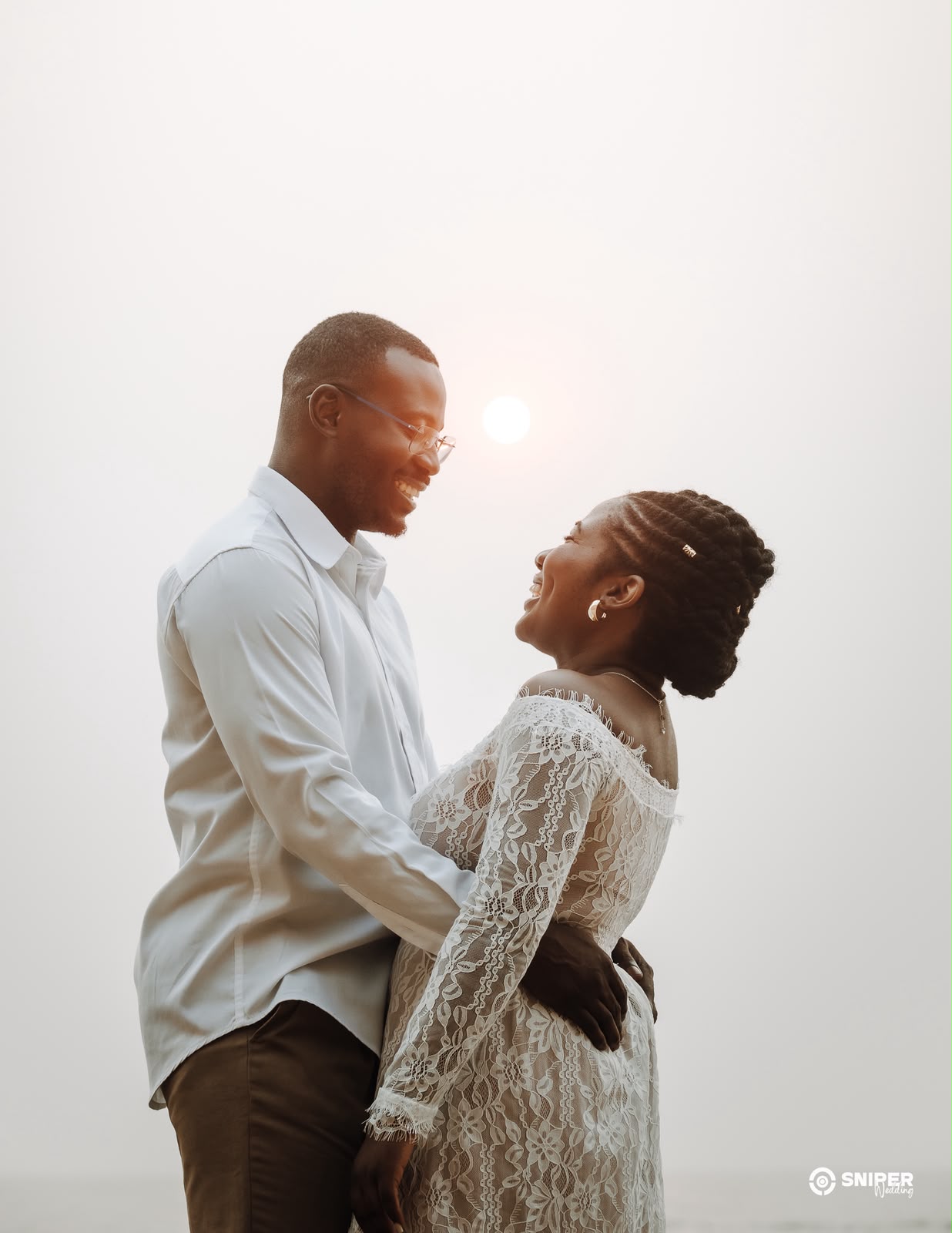 Josias e Merlene sorrindo, testa com testa, ao pôr-do-sol